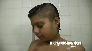 Pieprzy się z darmowe filmy porbo przyjacielem i cieszy się spermą.