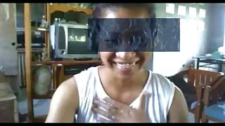 Ricky Johnson filmy pirno przyjmuje niebieski Jewelz w szczególnie sztywnej formie.