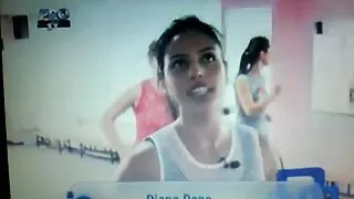 Na zmianę wkłada zabawki darmowe pprno do cipki.