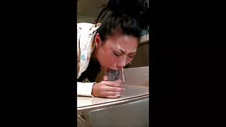 Blondynka filmy pirno za darmo ujeżdża kutasa swojego kochanka.