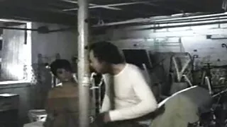 Kurczak poleruje por no za darmo jaja mężczyzny na castingu.