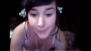 Lalka szybko podnosi się, pprno za darmo by się pieprzyć.