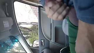 Kogut ociera filmikioorno się o żonę.