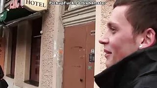 Czeszka liże cipkę czarnej filmiki xxx dziewczynie.