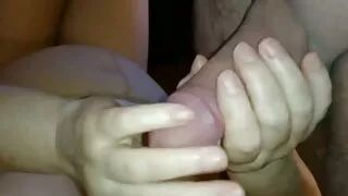 Wkłada białego filmy poeno kutasa w Czarną Dupę Kiry.