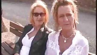 Bezwstydnie trzęsie cyckami od filmy pporno seksu analnego.